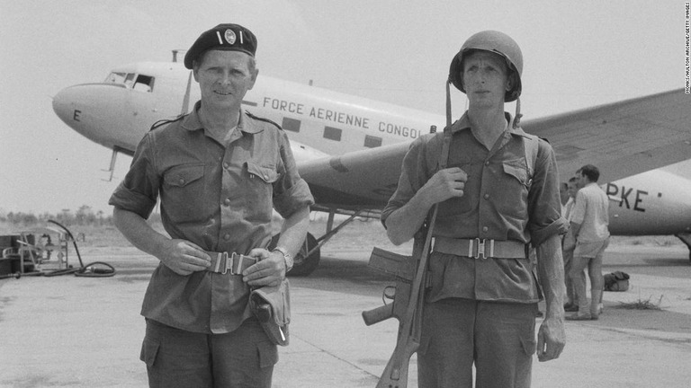 マイケル・ホアー氏（左）とボディーガード＝１９６４年９月７日/Monks/Hulton Archive/Getty Images