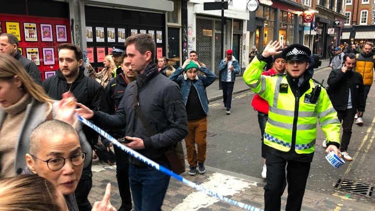 一帯は一時封鎖され、警官が配備されて立ち入りを規制した/Rob Picheta/CNN