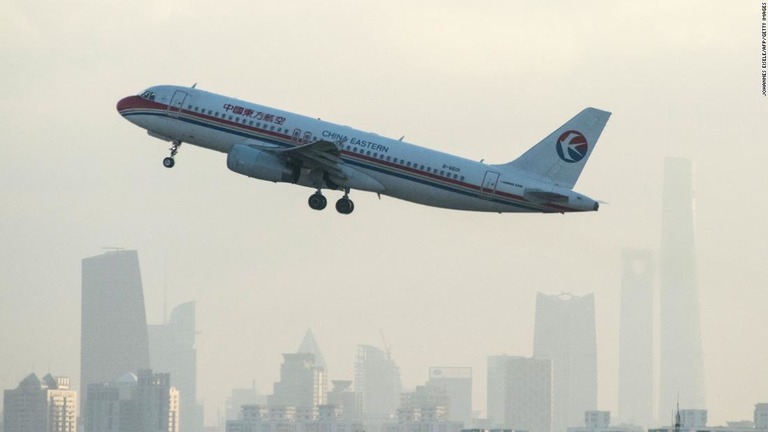 中国東方航空が米国便の運航中止を通知した/Johannes Eisele/AFP/Getty Images