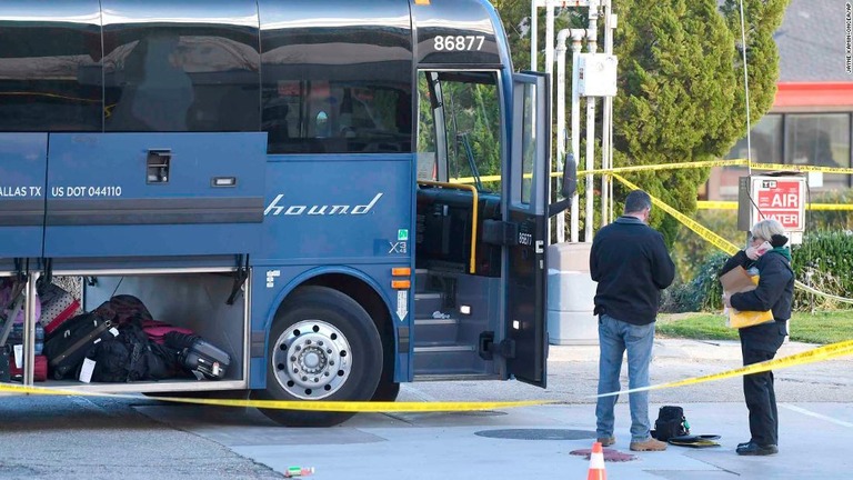 事件後に捜査員がバスの周りを調べる様子/Jayne Kamin-Oncea/AP