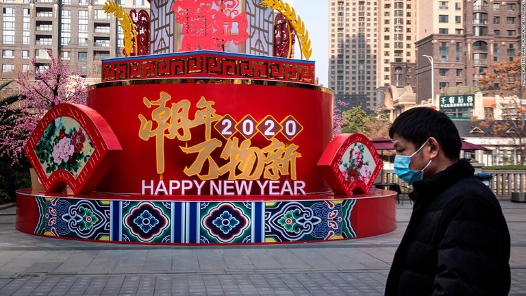 マスクを着用して歩く男性＝３日、武漢市/Stringer/Getty Images AsiaPac/Getty Images