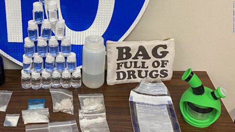 警察が停止させた車から「Bag Full Of Drugs（ドラッグでいっぱいの袋）」と書かれた違法薬物の袋が発見された/Santa Rosa County Sheriff's Office FL