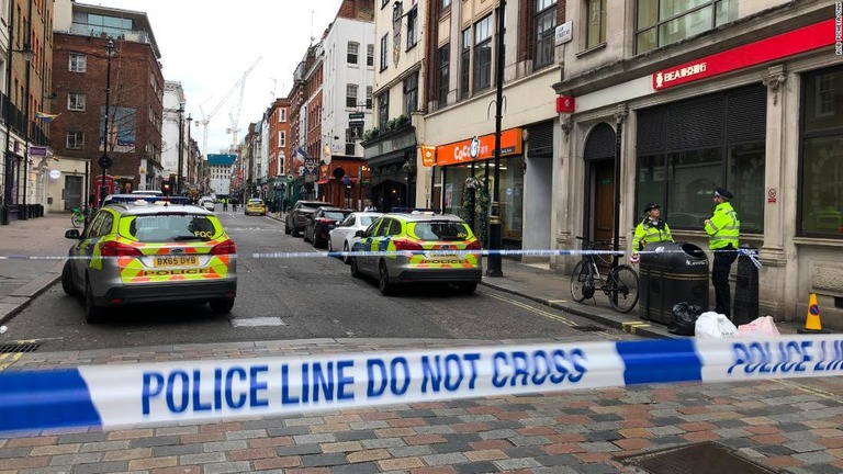 英ロンドンで不発弾の一部が発見され、前日に続き現場が封鎖された/Rob Picheta/CNN