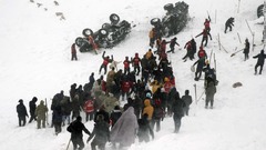 相次ぐ雪崩で３８人死亡、捜索活動中の救助隊巻き添えに　トルコ