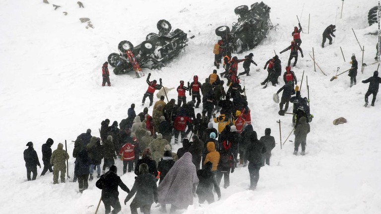 ２回目の雪崩後も捜索を続ける隊員ら＝５日、トルコ/Ozkan Bilgin/Anadolu Agency/Getty Images