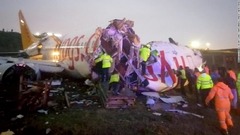 旅客機が滑走路外れ大破　３人死亡、１７９人搬送　トルコ