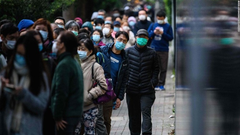 マスクを購入するために列をなす人々＝５日、香港
/Anthony Wallace/AFP/Getty Images