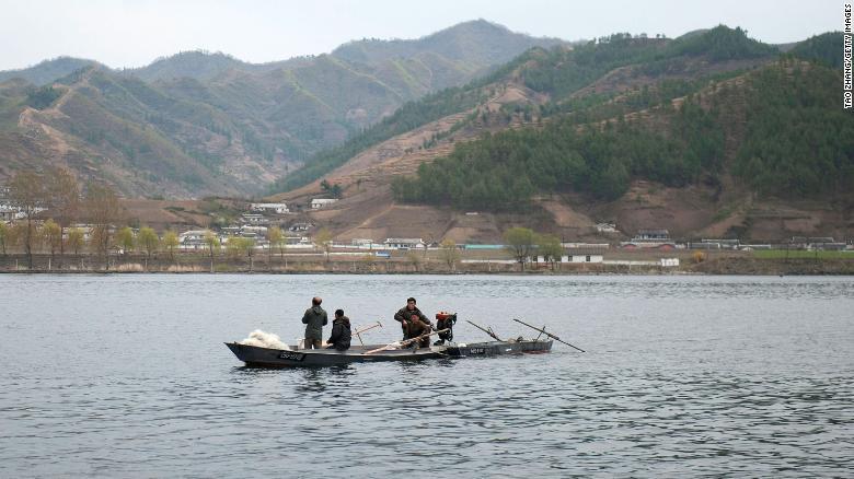 中朝国境を流れる鴨緑江で船を操る北朝鮮の人たち Tao Zhang/Getty Images