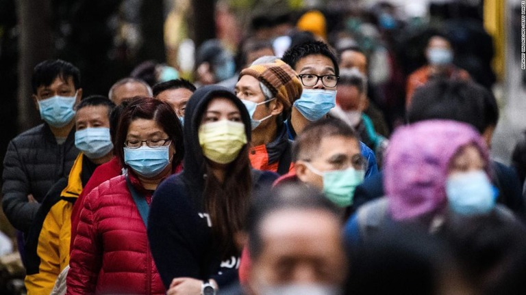 米国の感染症の専門家が、現時点で人々にマスク着用を勧める状況にはないと述べた/Anthony Wallace/AFP/Getty Images