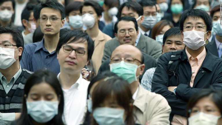 新型コロナウイルスの感染による死者は８１３人となり、ＳＡＲＳを上回る規模となっている/Christian Keenan/Getty Images