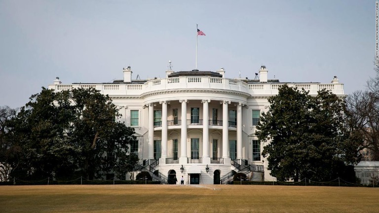 ホワイトハウス前でトランプ大統領の暗殺をほのめかした男を逮捕/Pool/Getty Images North America/Getty Images
