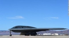 Ｂ２は米空軍で現役の戦略爆撃機３機種のひとつ。他には１９７４年に初飛行したロックウェル社の「Ｂ１ランサー」、ボーイング社の巨大爆撃機「Ｂ５２ストラトフォートレス」がある