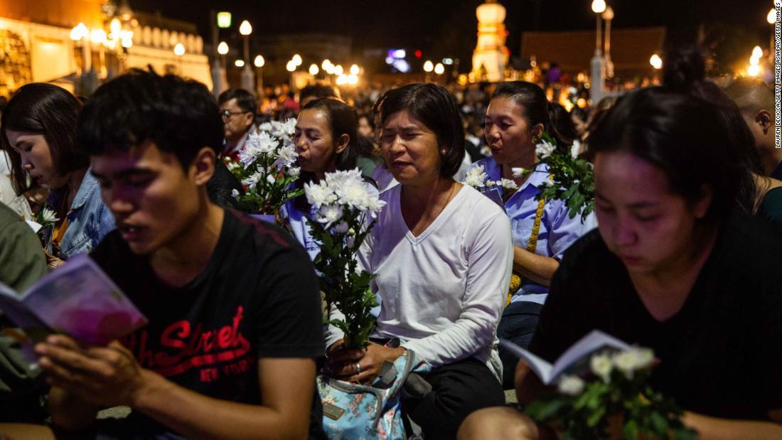 犠牲者の追悼集会に集まった人々/Lauren DeCicca/Getty Images AsiaPac/Getty Images