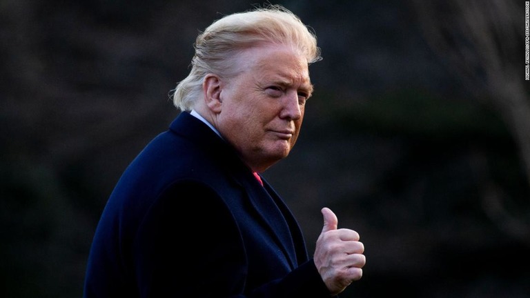 ホワイトハウスの敷地内を歩くトランプ大統領＝２月７日/Michael Reynolds/EPA-EFE/Shutterstock