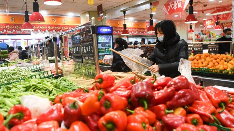 スーパーで野菜を買う人＝５日、中国の雲陽県/Wang Quanchao/Xinhua News Agency/Getty Images