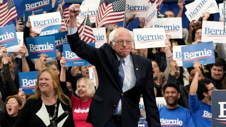 予備選当日のイベントで支持者の声援にこたえるサンダース氏/Drew Angerer/Getty Images