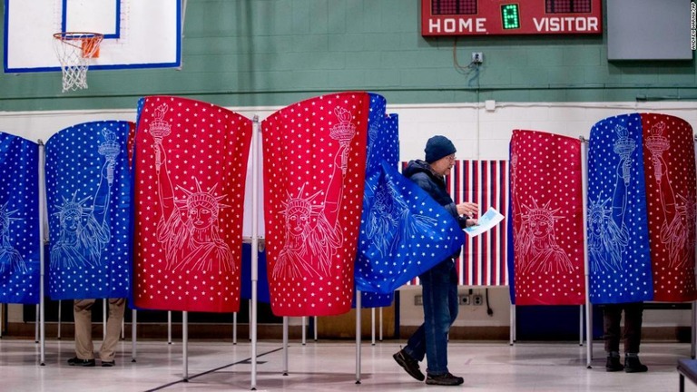 ニューハンプシャー州の予備選で投票を行う人＝１１日、マンチェスター/Andrew Harnik/AP