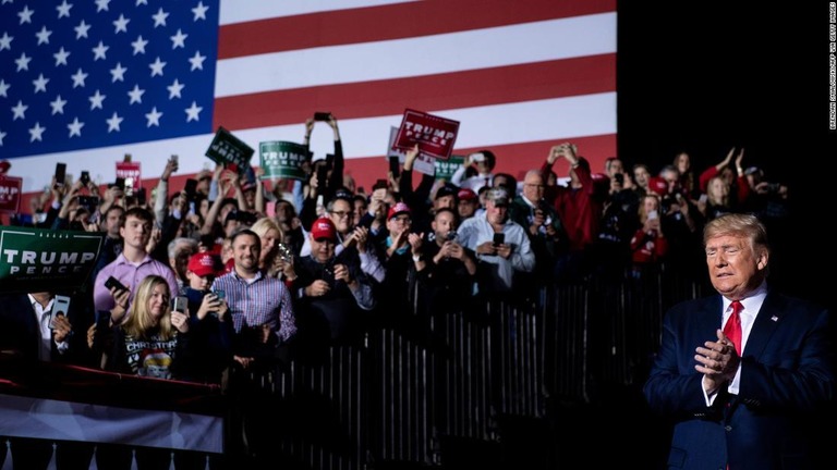 集会に参加したトランプ大統領＝２０１９年１２月、ミシガン州バトルクリーク/Brendan Smialowski/AFP via Getty Images