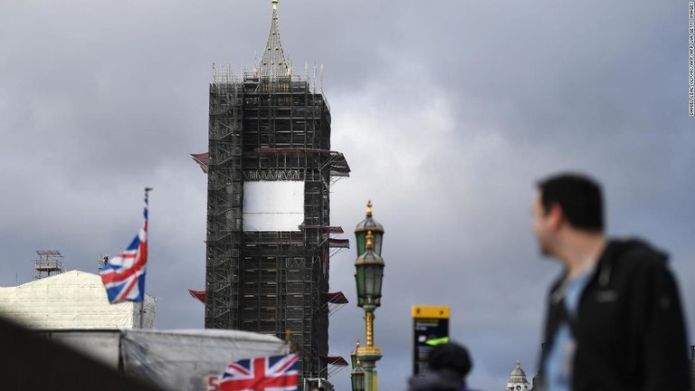 改修工事のための足場に覆われているロンドン名物のビッグベン/DANIEL LEAL-OLIVAS/AFP/AFP via Getty Images