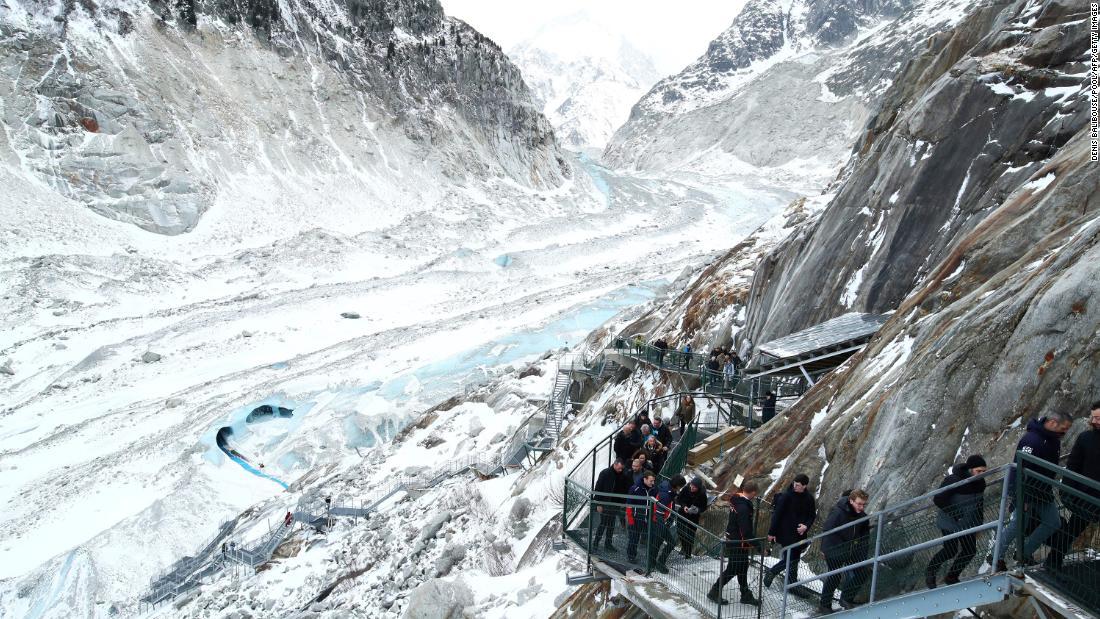 世界の他の氷河と同じように、気候変動により縮小が進むメールドグラース氷河/Denis Balibouse/Pool/AFP/Getty Images