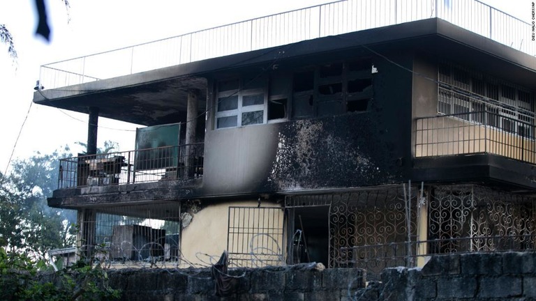 ポルトープランス郊外にある孤児院が火災に/Dieu Nalio Chery/AP