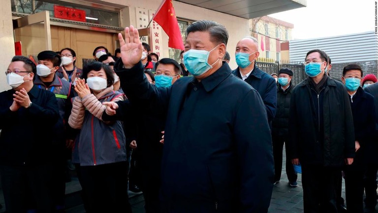 新型コロナウイルスの対策センターを視察した習近平国家主席＝２月１０日、北京市/Pang Xinglei/Xinhua/AP