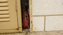 壁とロッカーの間から１９５７年のハンドバッグを発見　米学校
