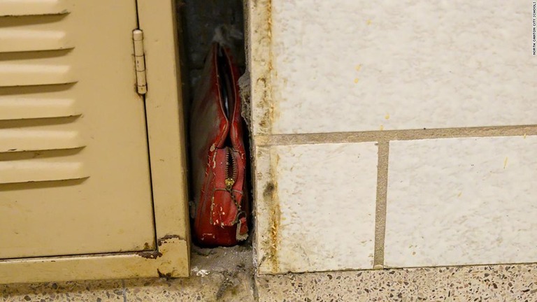 中学校の壁とロッカーの間から、１９５７年になくなったハンドバッグが見つかった/North Canton City Schools