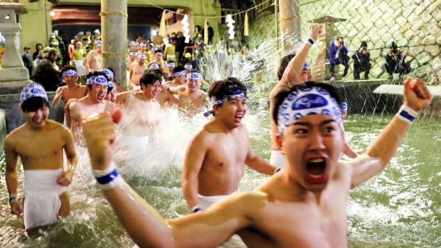 清めの水浴びをする参加者ら/The Asahi Shimbun/Getty Images