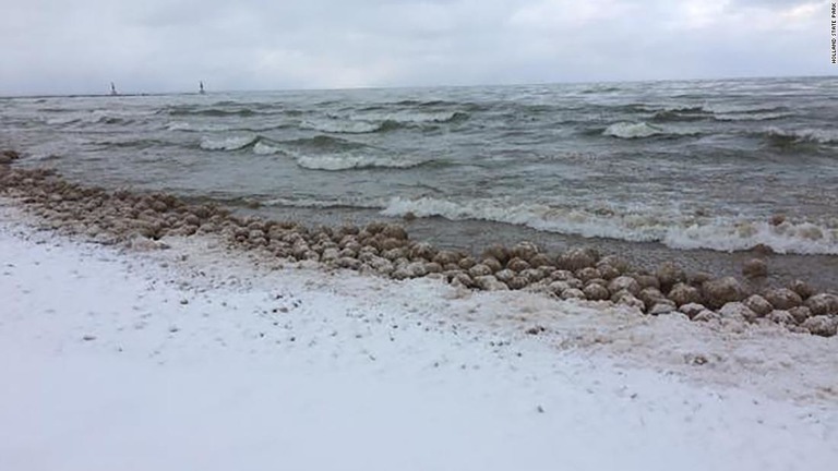 ミシガン湖の岸に現れた「氷の玉」/Holland State Park