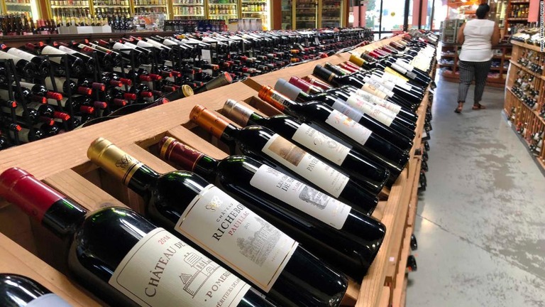 ブドウの生産過剰や需要減退を受け、米国産ワインの値段が５年ぶりの安さに/Mario Tama/Getty Images