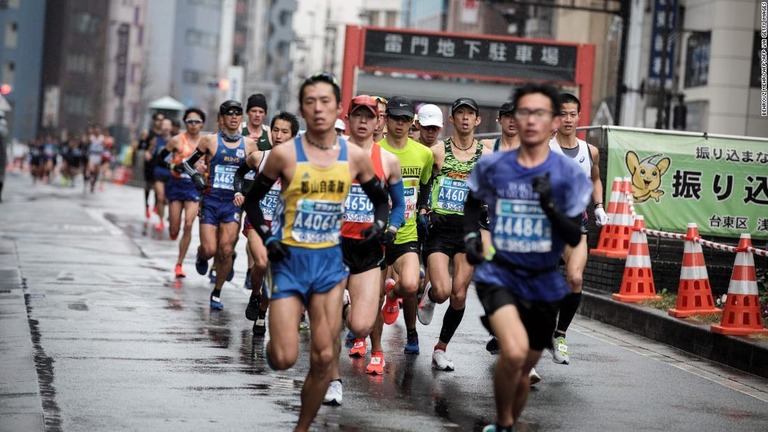 ２０１９年東京マラソンで走る参加者たち＝２０１９年３月３日/BEHROUZ MEHRI/AFP/AFP via Getty Images