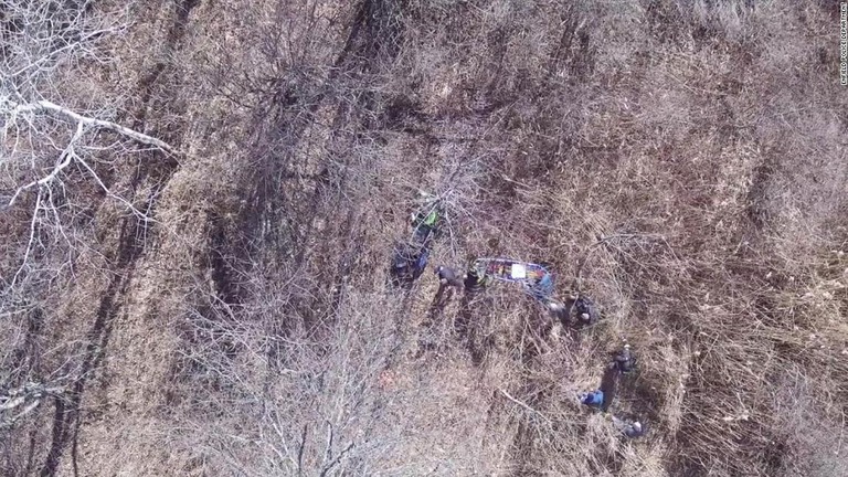ドローンの空撮映像から抜き出した画像。男性が森から救出される様子が写っている/Enfield Police Department