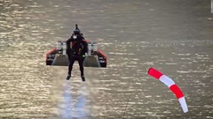 ジェットパックで空中散歩、地上からの飛翔に初成功　ドバイ
