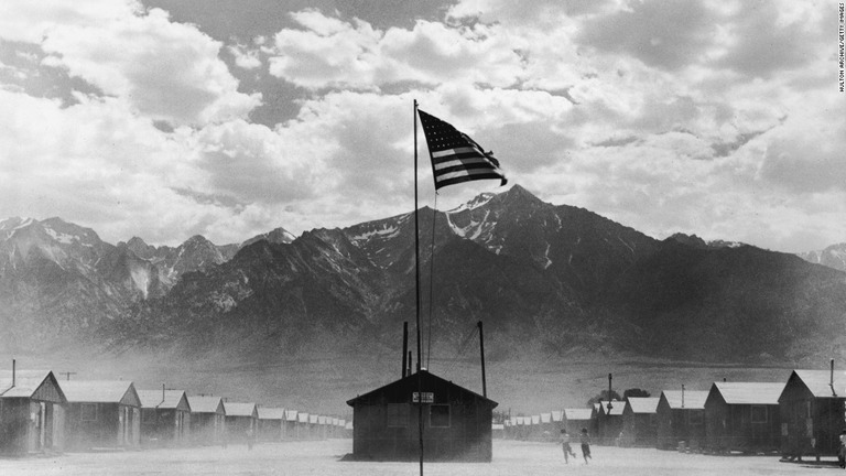 カリフォルニア州マンザナーの強制収容所で米国旗がひるがえる様子＝１９４２年７月/Hulton Archive/Getty Images
