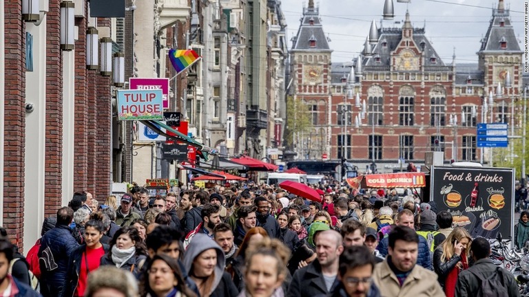 アムステルダムで大麻の提供を禁止することが検討されている/ROBIN UTRECHT/AFP/AFP/Getty Images
