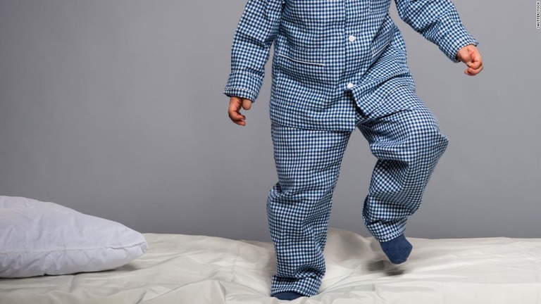 夜遅くまで起きている子どもは肥満になる傾向が強いとの研究結果が発表された/Shutterstock