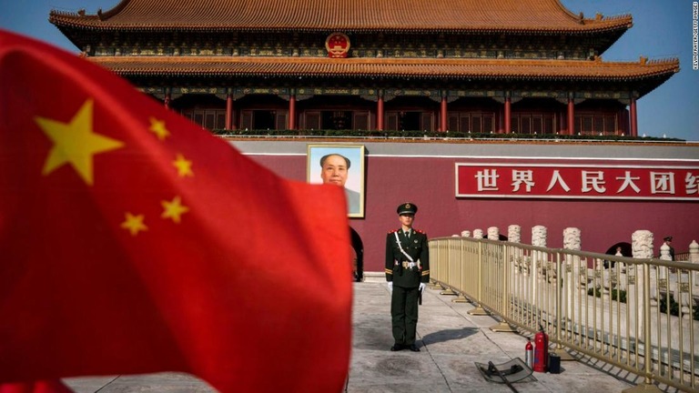 中国政府が論説記事の見出しを理由に米紙記者３人の記者証を剥奪すると発表した/Kevin Frayer/Getty Images