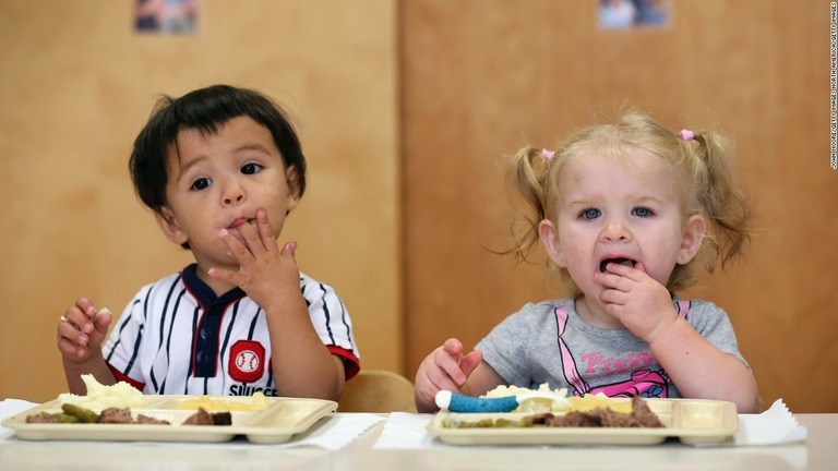 子どもの「持続的幸福度」のランキングが発表され、日本７位、米国３９位となった/John Moore/Getty Images North America/Getty Images