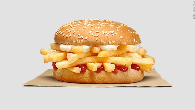 バーガーキングがニュージーランドで、フライドポテトをはさんだバーガーを発売した/Burger King New Zealand