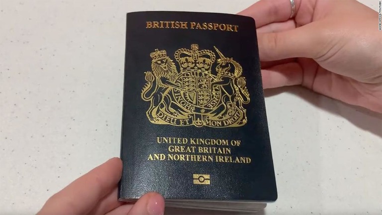 青い表紙の新しいパスポートが発表された/Home Office/YouTube