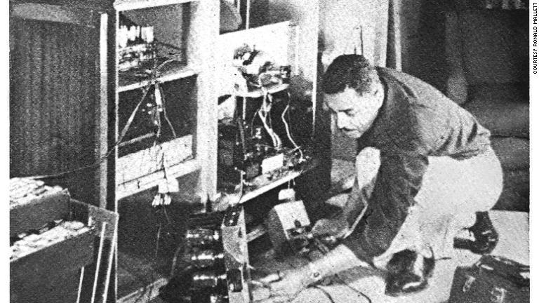 テレビの修理工だった父とは10歳のころに死別した/Courtesy Ronald Mallett