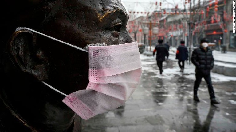 マスクをつけた北京の像。米専門家から「パンデミックの瀬戸際」との見方が出ている/KEVIN FRAVER/GETTY IMAGES