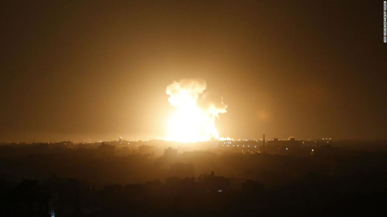 ロケット弾による攻撃を受けて、イスラエル軍がパレスチナ武装勢力に対し空爆を行った/Said Khatib/AFP/Getty Images