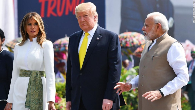 インドを訪問したトランプ米大統領（中央）がモディ首相（右）と会談した/Mandel Ngan/AFP/Getty Images