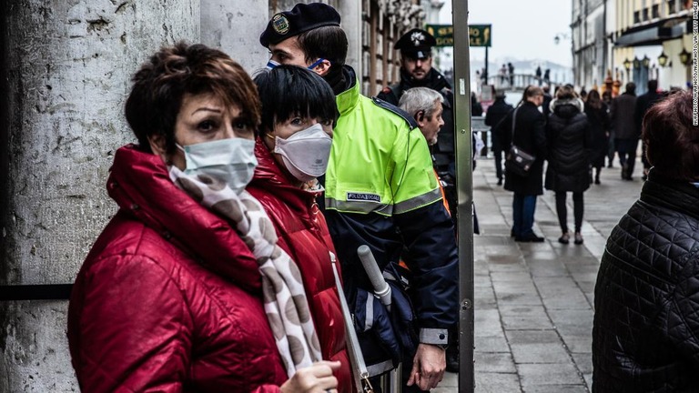 マスクを付けた人々＝２３日、ベネチア/NurPhoto/NurPhoto/NurPhoto via Getty Images