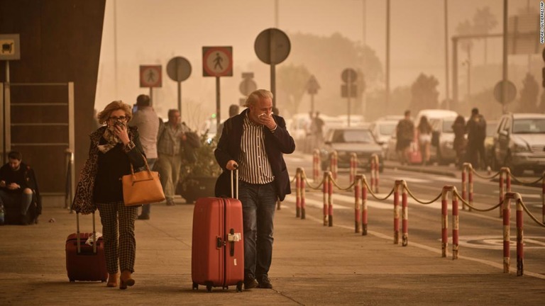 カナリア諸島で大規模な砂嵐が吹き荒れ、多くの旅行客が空港に足止めされた/Andres Gutierrez/AP