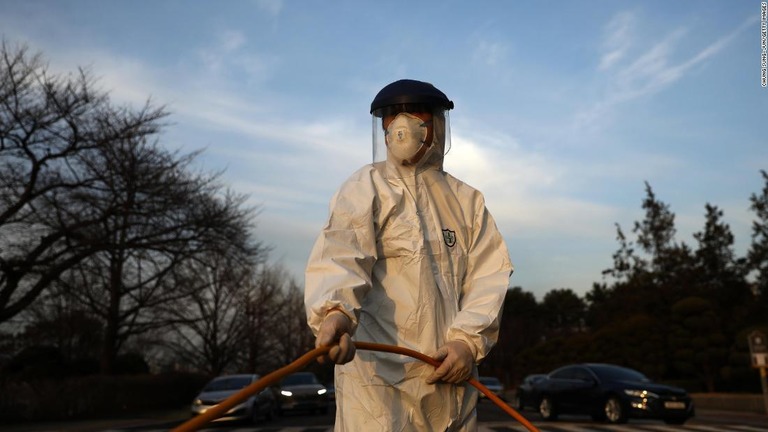新型コロナウイルスによる死者が全世界で２６９８人に/Chung Sung-Jun/Getty Images