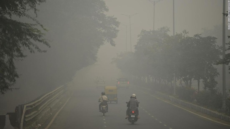 大気汚染の都市別ランキングでインドの２１都市が上位を占めた/SAJJAD  HUSSAIN/AFP/Getty Images