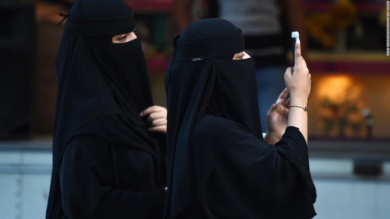 建国記念日の日に首都リヤドの道を歩く女性＝２０１７年９月２４日/FAYEZ NURELDINE/AFP/AFP/Getty Images